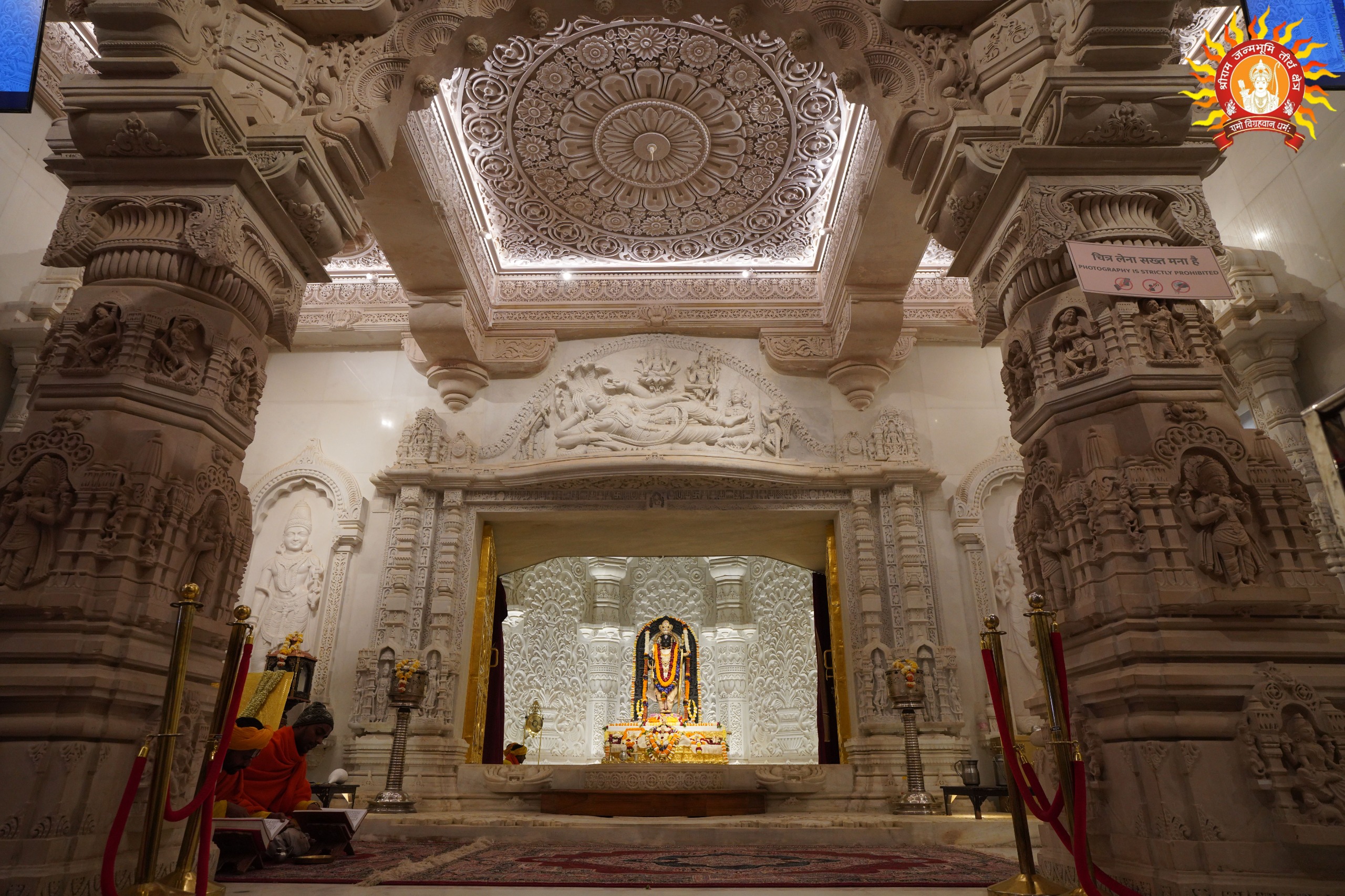 दो-दो आयल हीटर की ऊष्मा में हैं श्रीराम लला दो-दो आयल हीटर की ऊष्मा में हैं श्रीराम लला