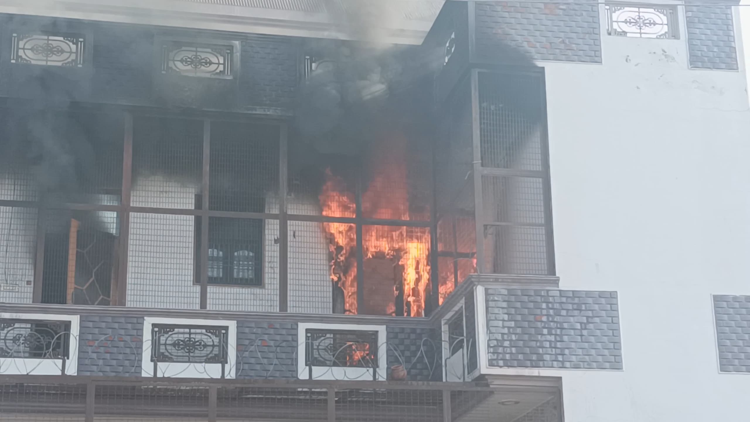 मकान की दूसरी मंजिल पर लगी आग। मकान की दूसरी मंजिल पर लगी आग।