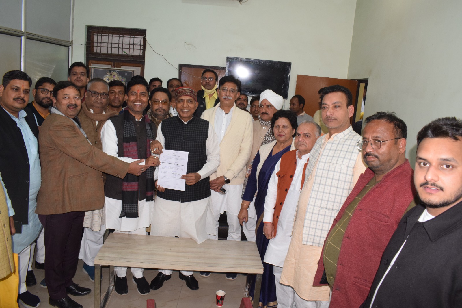 जिलाध्यक्ष हेमंत परिहार नामांकन करते हुए जिलाध्यक्ष हेमंत परिहार नामांकन करते हुए