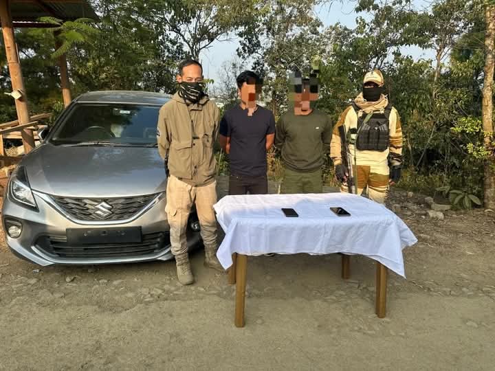 मणिपुर के काकचिंग जिले में केसीपी के दो कैडरों की गिरफ्तारी की तस्वीर। मणिपुर के काकचिंग जिले में केसीपी के दो कैडरों की गिरफ्तारी की तस्वीर।