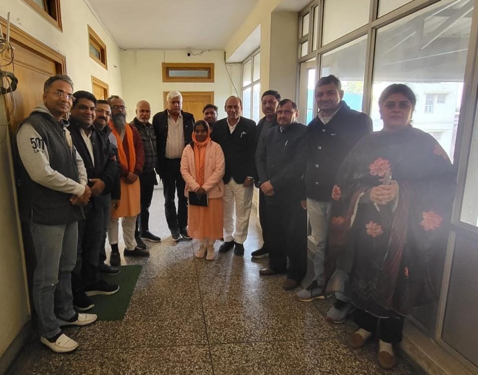 भीख नहीं किताब दो संस्था की मासिक बैठक में उपस्थित सदस्य।