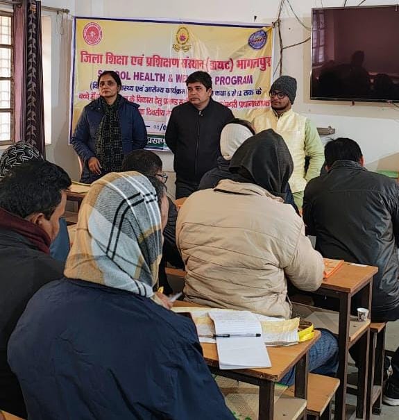 प्रशिक्षण लेते शिक्षक प्रशिक्षण लेते शिक्षक