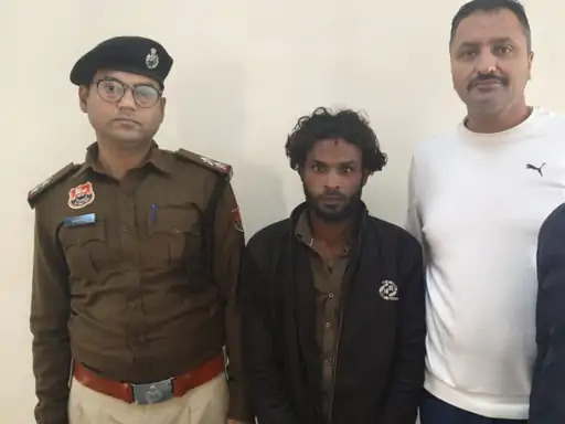 पुलिस की गिरफ्त में आरोपी। पुलिस की गिरफ्त में आरोपी।
