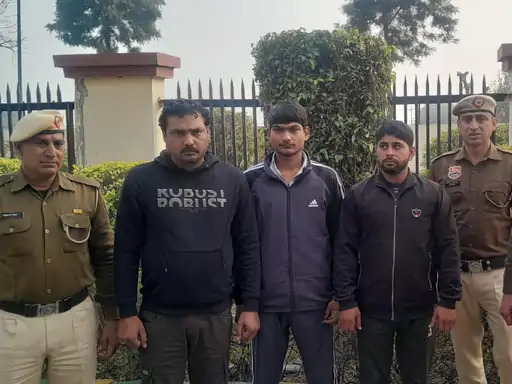 पुलिस की गिरफ्त में तीनों आरोपी। पुलिस की गिरफ्त में तीनों आरोपी।