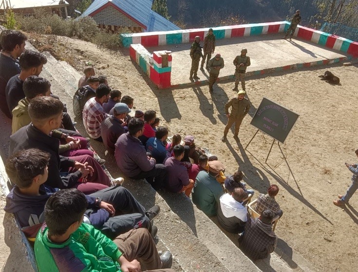 सड़क सुरक्षा जागरूकता कार्यक्रम आयोजित किया सड़क सुरक्षा जागरूकता कार्यक्रम आयोजित किया