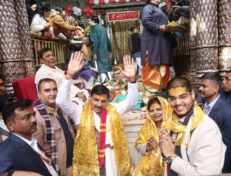 मुख्यमंत्री डॉ. यादव ने परिवार के साथ किए श्रीकृष्ण जन्मभूमि और श्री बांके बिहारी मंदिर में दर्शन मुख्यमंत्री डॉ. यादव ने परिवार के साथ किए श्रीकृष्ण जन्मभूमि और श्री बांके बिहारी मंदिर में दर्शन