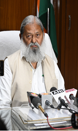 हरियाणा के परिवहन मंत्री अनिल विज पत्रकाराें से बातचीत करते हुए हरियाणा के परिवहन मंत्री अनिल विज पत्रकाराें से बातचीत करते हुए