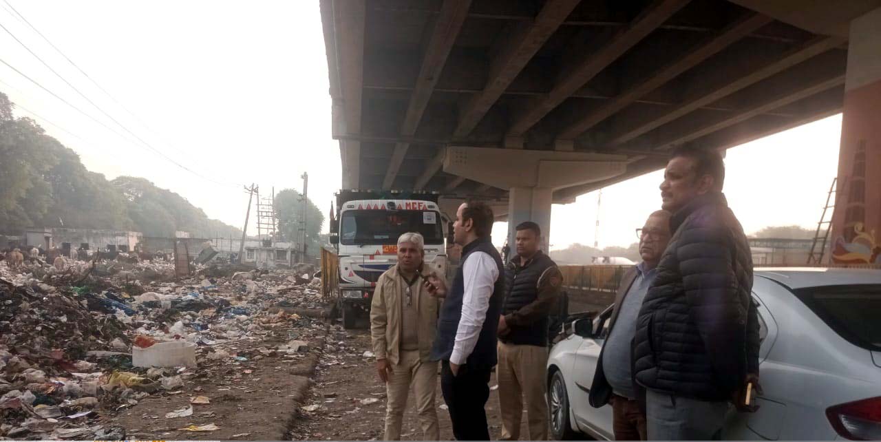 बाइपास रोड पर सफाई व्यवस्था का निरीक्षण करते हुए एडिशनल निगम कमिश्नर गौरव अंतिल और जॉइंट कमिश्नर ओल्ड सुमित कुमार और अन्य अधिकारी