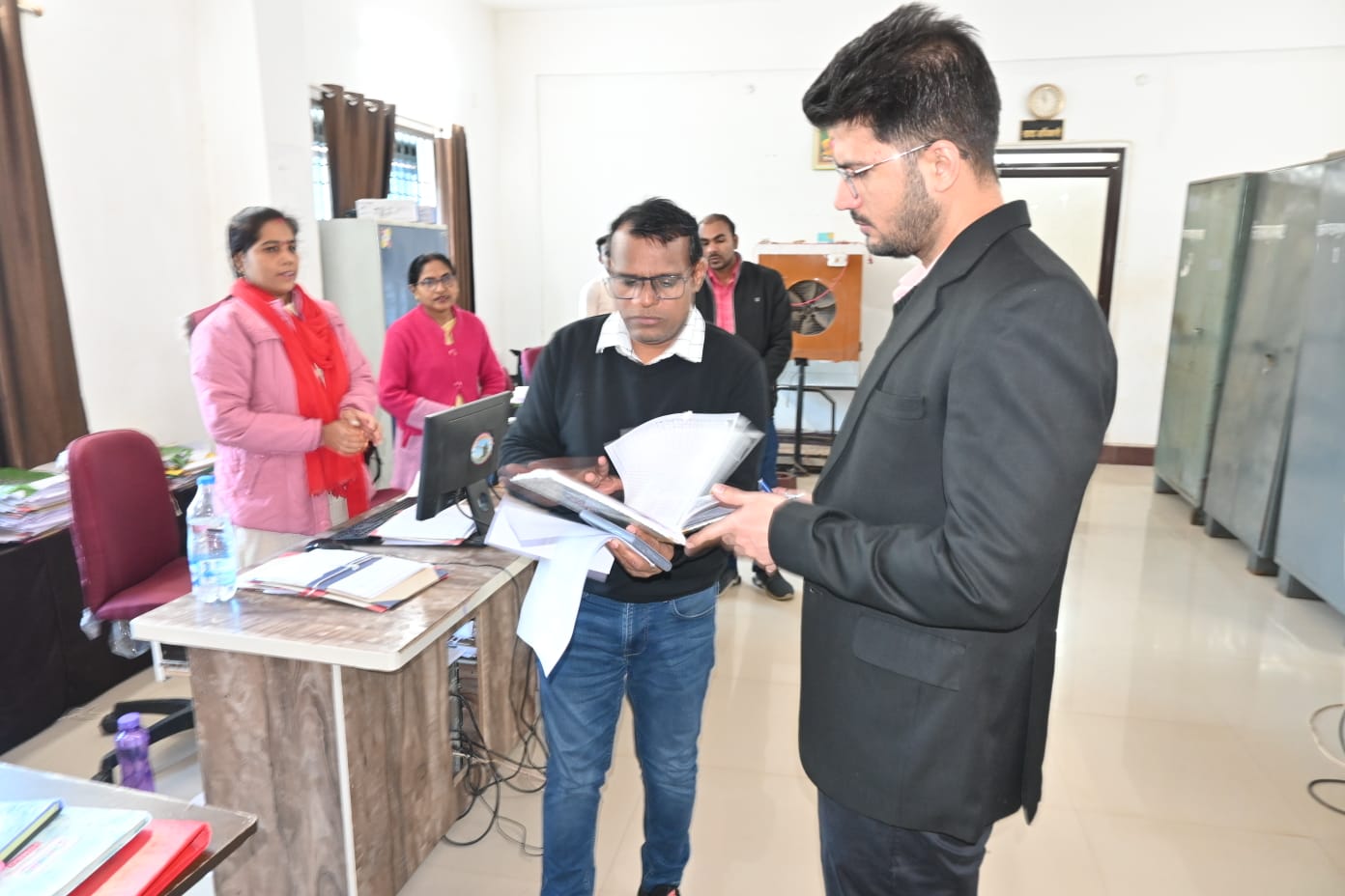 कलेक्टर दीपक सोनी कार्यालयों का आकस्मिक निरीक्षण पर निकले