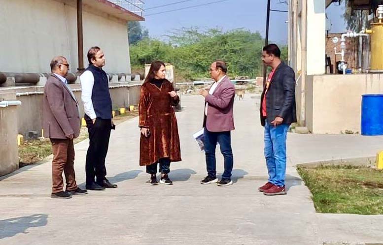 निगम कमिश्रर ए मोना श्रीनिवास एसटीपी मिर्जापुर का निरीक्षण करते हुए निगम कमिश्रर ए मोना श्रीनिवास एसटीपी मिर्जापुर का निरीक्षण करते हुए