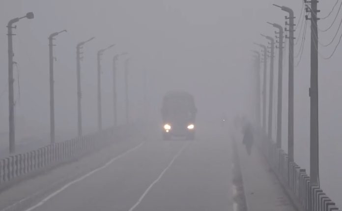जम्मू-कश्मीर में शीतलहर जारी रहने के बीच कश्मीर घाटी में हुई ताजा बर्फबारी जम्मू-कश्मीर में शीतलहर जारी रहने के बीच कश्मीर घाटी में हुई ताजा बर्फबारी