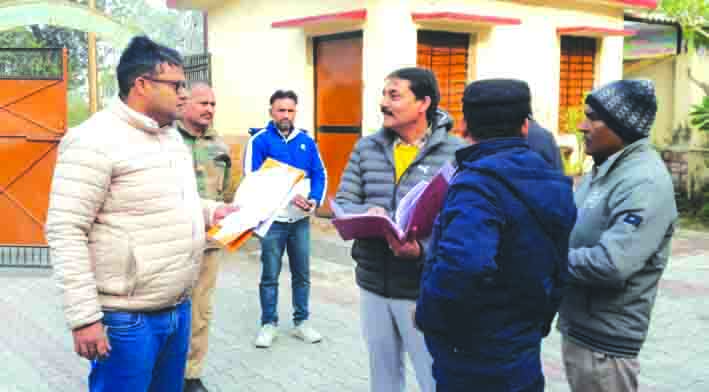 निरीक्षण करते हुए निरीक्षण करते हुए