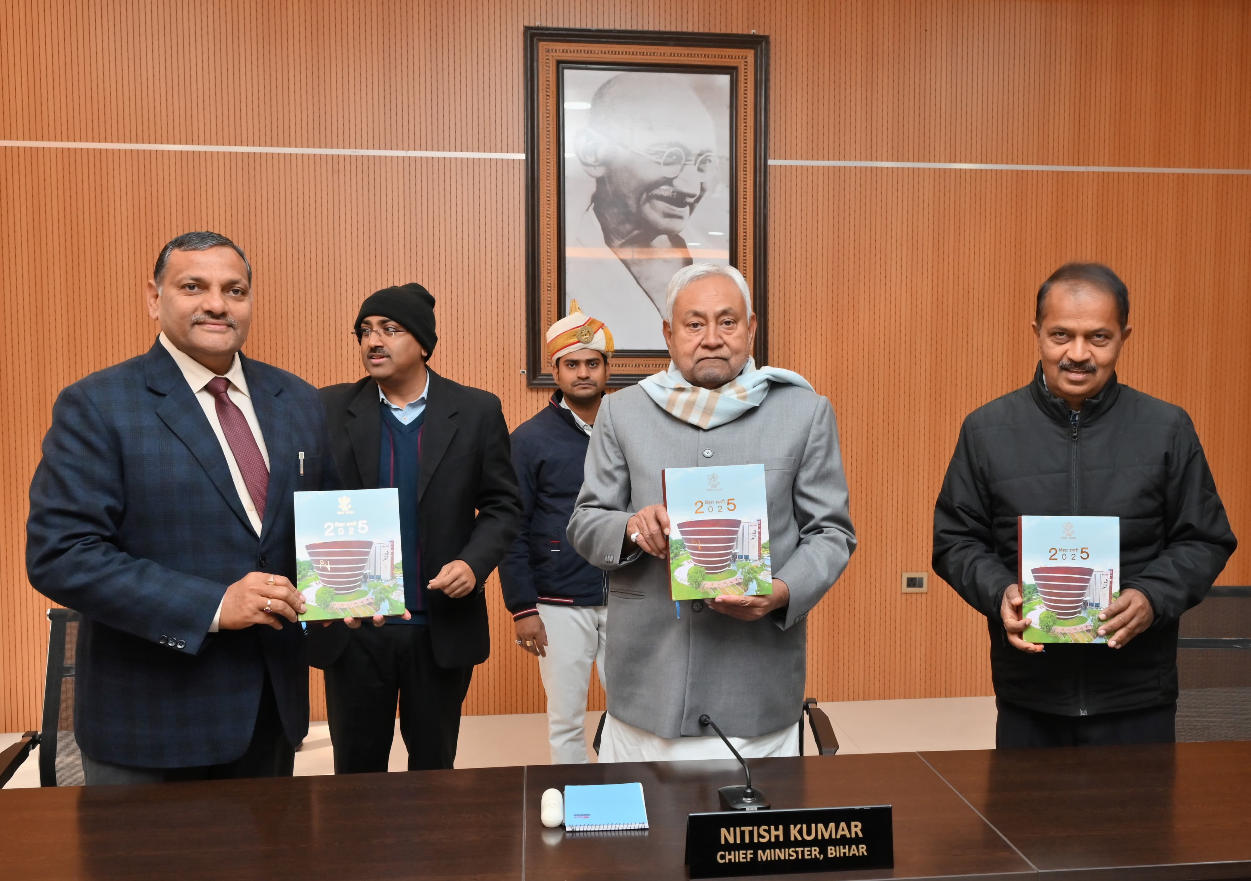 मुख्यमंत्री बिहार डायरी और कैलेंडर का लोकार्पण करते मुख्यमंत्री बिहार डायरी और कैलेंडर का लोकार्पण करते