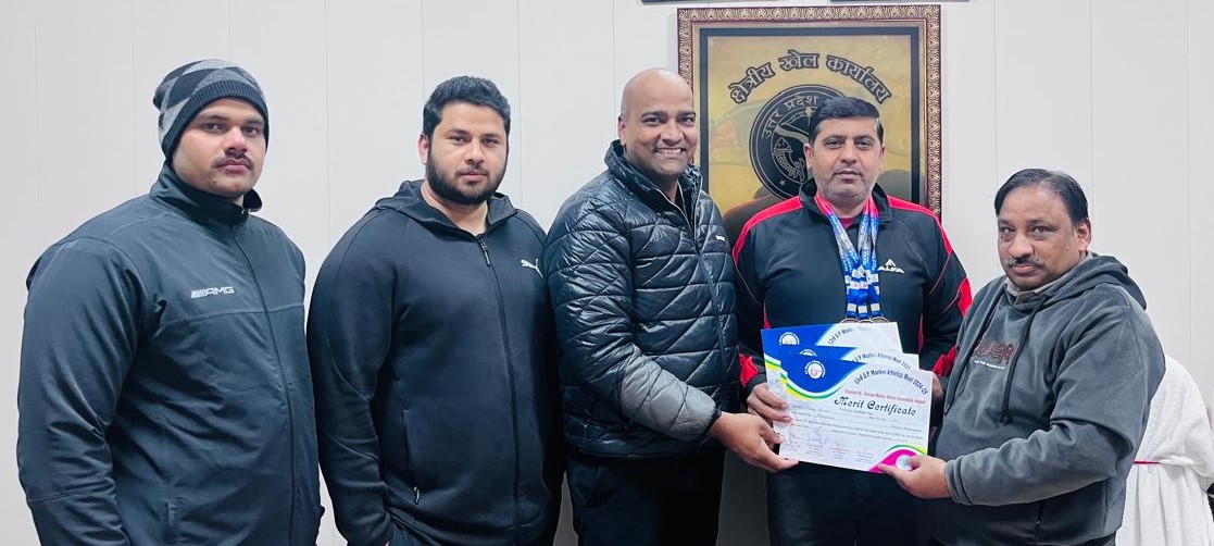 सोनकपुर स्पोर्टस स्टेडियम में मनोज चौधरी काे सम्मानित करते उत्तर प्रदेश ओलम्पिक संघ के संयुक्त सचिव डॉ अजय पाठक एवं प्रभारी क्षेत्रीय क्रीड़ा अधिकारी प्रदीप सक्सेना ने सोनकपुर स्पोर्टस स्टेडियम में मनोज चौधरी काे सम्मानित करते उत्तर प्रदेश ओलम्पिक संघ के संयुक्त सचिव डॉ अजय पाठक एवं प्रभारी क्षेत्रीय क्रीड़ा अधिकारी प्रदीप सक्सेना ने