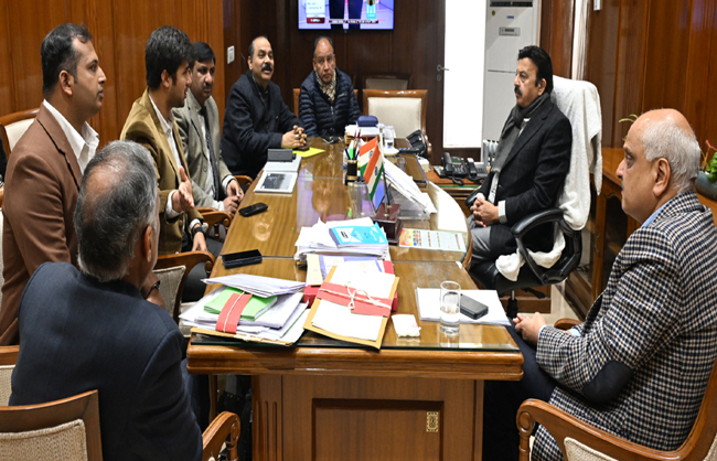 हरियाणा के वन मंत्री राव नरबीर सिंह अधिकारियाें की बैठक लेते हुए हरियाणा के वन मंत्री राव नरबीर सिंह अधिकारियाें की बैठक लेते हुए