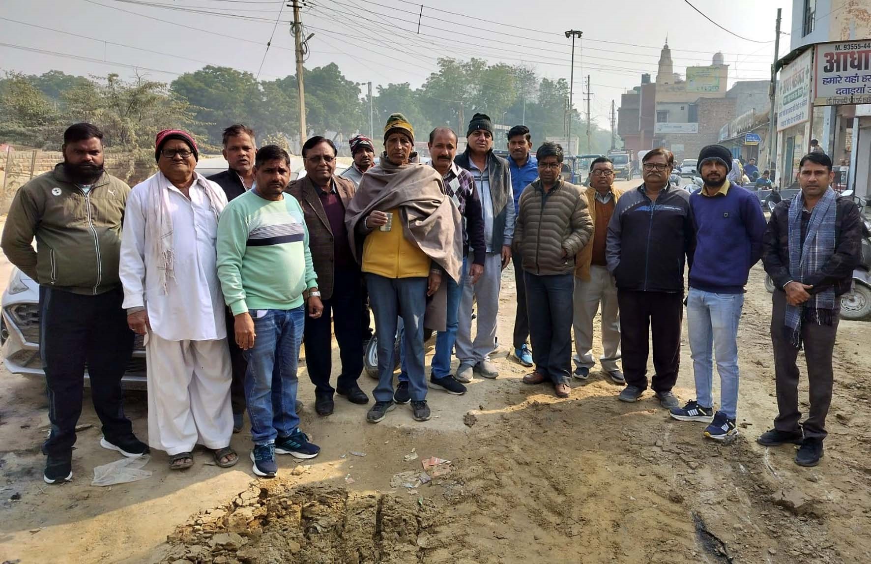 बैठक के बाद उपस्थित क्षेत्रवासी। बैठक के बाद उपस्थित क्षेत्रवासी।