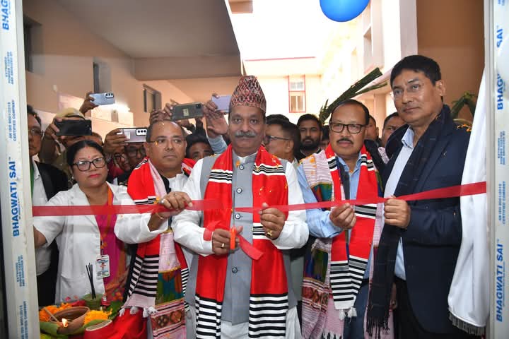 जोनाई में सिविल हॉस्पिटल के उद्घाटन के अवसर पर मंत्री अशोक सिंघल के साथ सांसद प्रदान बरुवा तथा विधायक भुवन पेगू। जोनाई में सिविल हॉस्पिटल के उद्घाटन के अवसर पर मंत्री अशोक सिंघल के साथ सांसद प्रदान बरुवा तथा विधायक भुवन पेगू।
