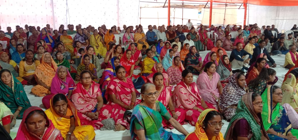 पुरानी मंडी में आयोजित रामकथा सुनते हुए श्रध्दालु।