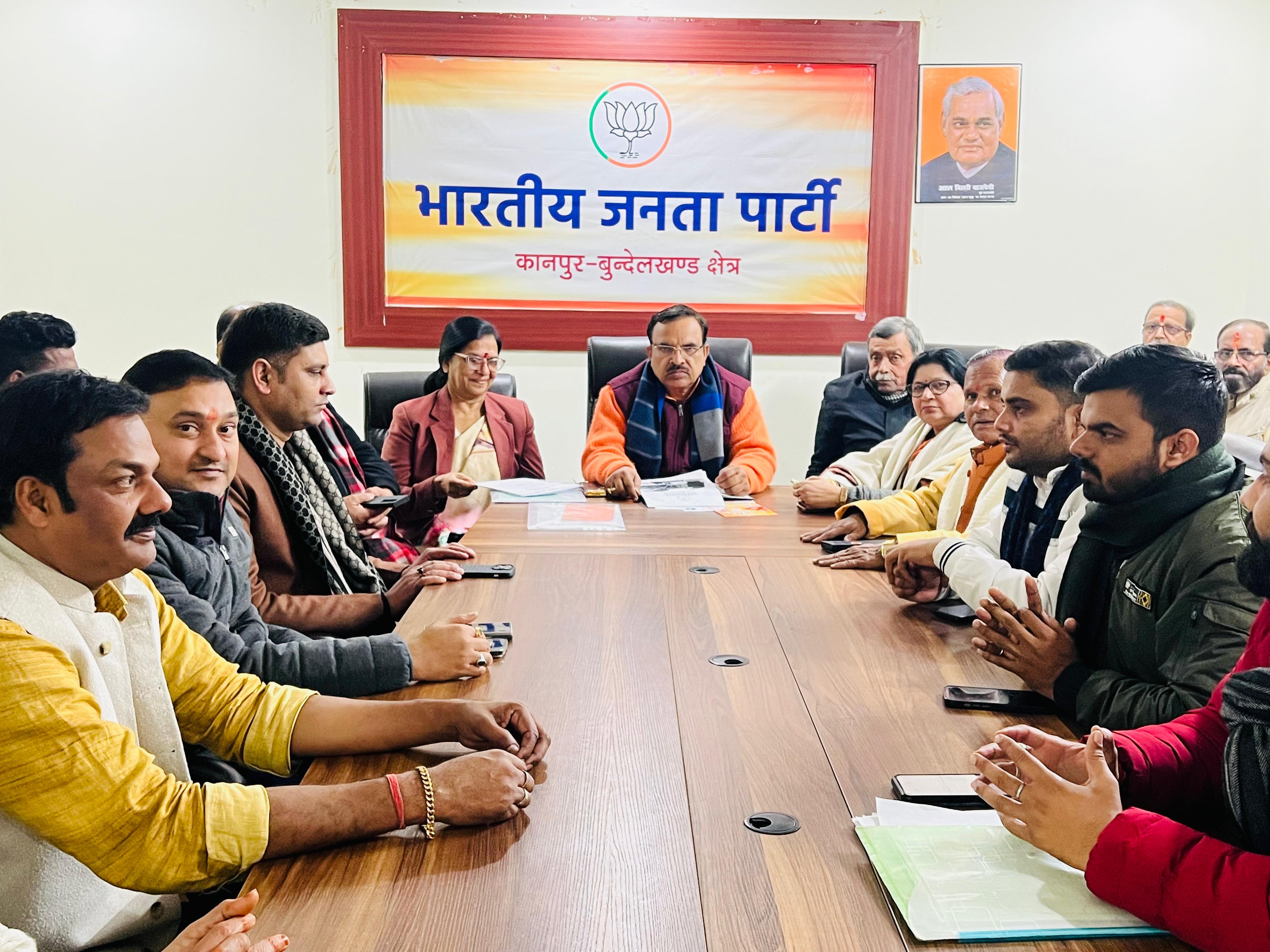 कार्यकर्ताओं को संबोधित करते प्रकाश पाल कार्यकर्ताओं को संबोधित करते प्रकाश पाल