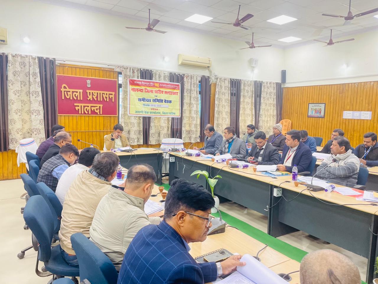 कार्यो की समीक्षा करते नगर आयुक्त कार्यो की समीक्षा करते नगर आयुक्त