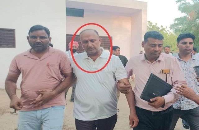 फाइल फोटो. रणधीर सिंह को रंगे हाथों गिरफ्तार करते हुए एंटी करप्शन ब्यूरो अंबाला की टीम फाइल फोटो. रणधीर सिंह को रंगे हाथों गिरफ्तार करते हुए एंटी करप्शन ब्यूरो अंबाला की टीम