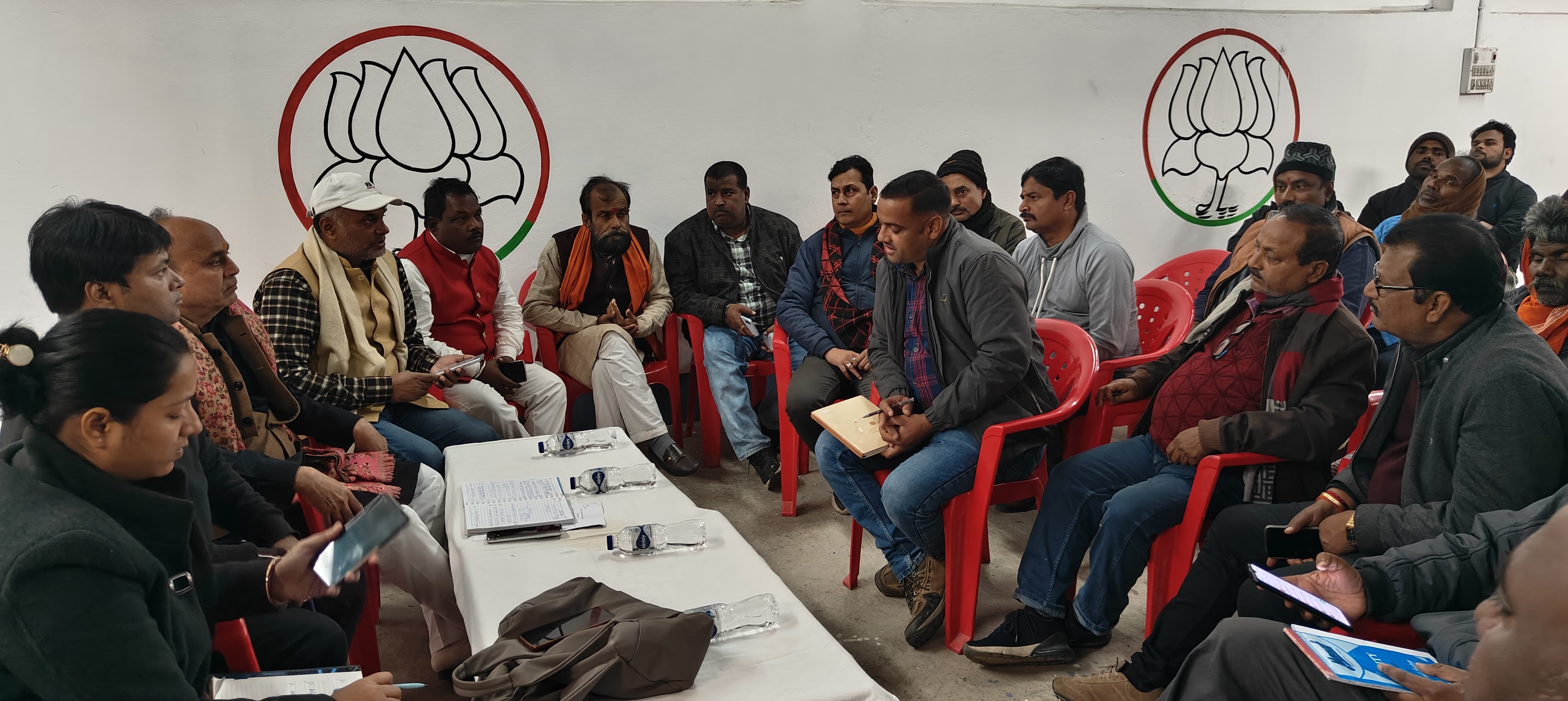 अररिया फोटो:विधायक अधिकारियों और उपभोक्तापयक साथ बैठक करते अररिया फोटो:विधायक अधिकारियों और उपभोक्तापयक साथ बैठक करते