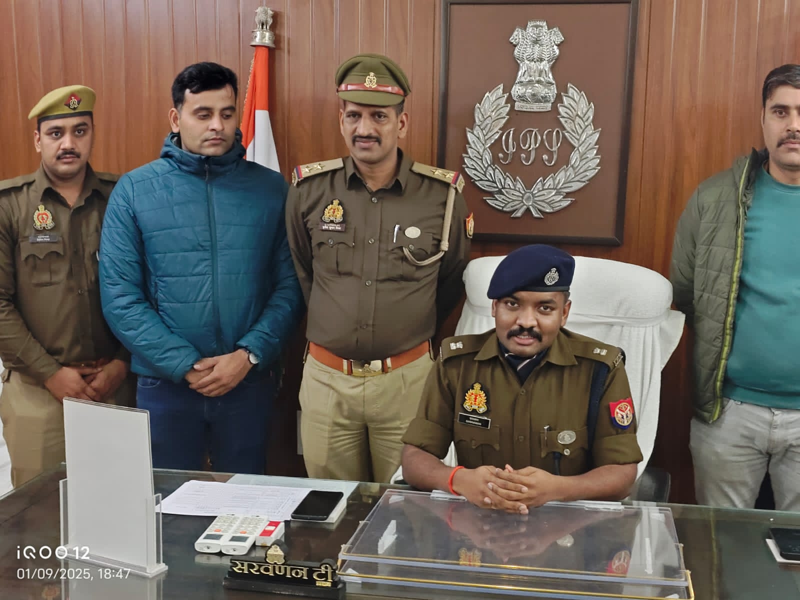 पुलिस टीम युवक अमन के साथ: फोटो बच्चा गुप्ता पुलिस टीम युवक अमन के साथ: फोटो बच्चा गुप्ता
