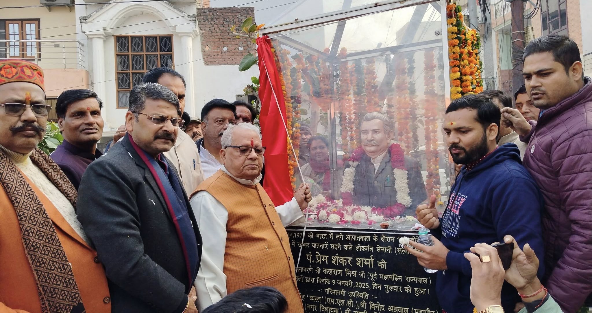 लोकतंत्र सेनानी पंडित प्रेम शंकर शर्मा की प्रतिमा का अनावरण करते पूर्व राज्यपाल व वरिष्ठ भाजपा नेता कलराज मिश्रा