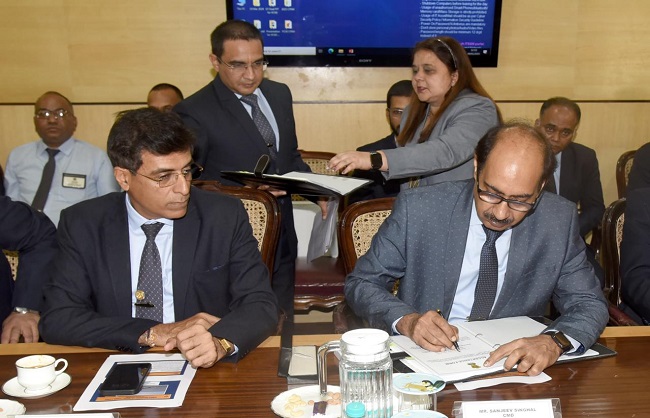 पनडुब्बी की आपूर्ति के दस्तावेज पर हस्ताक्षर करते एमडीएल के अधिकारी पनडुब्बी की आपूर्ति के दस्तावेज पर हस्ताक्षर करते एमडीएल के अधिकारी