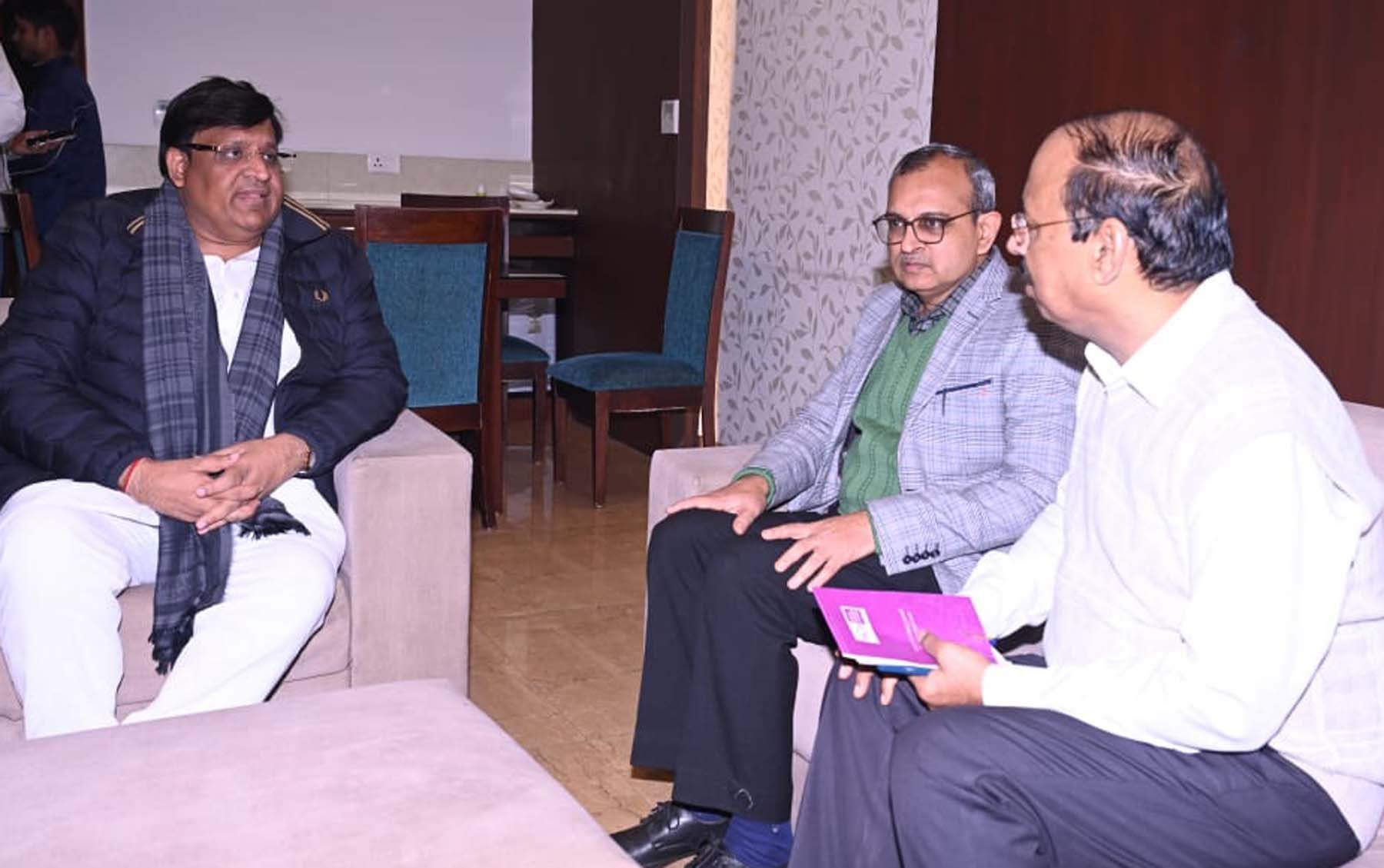फोटो नंबर-03: गुरुग्राम के लोक निर्माण विभाग विश्राम गृह में निगमायुक्त अशोक कुमार गर्ग व चीफ इंजीनियर मनोज यादव के साथ बैठक करते मंत्री विपुल गोयल। फोटो नंबर-03: गुरुग्राम के लोक निर्माण विभाग विश्राम गृह में निगमायुक्त अशोक कुमार गर्ग व चीफ इंजीनियर मनोज यादव के साथ बैठक करते मंत्री विपुल गोयल।