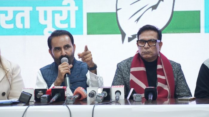 नई दिल्लीः दिल्ली प्रदेश कांग्रेस मुख्यालय में प्रेस कान्फ्रेंस के दौरान कांग्रेस सांसद एवं गुजरात प्रदेश अध्यक्ष शक्ति सिंह गोहिल नई दिल्लीः दिल्ली प्रदेश कांग्रेस मुख्यालय में प्रेस कान्फ्रेंस के दौरान कांग्रेस सांसद एवं गुजरात प्रदेश अध्यक्ष शक्ति सिंह गोहिल