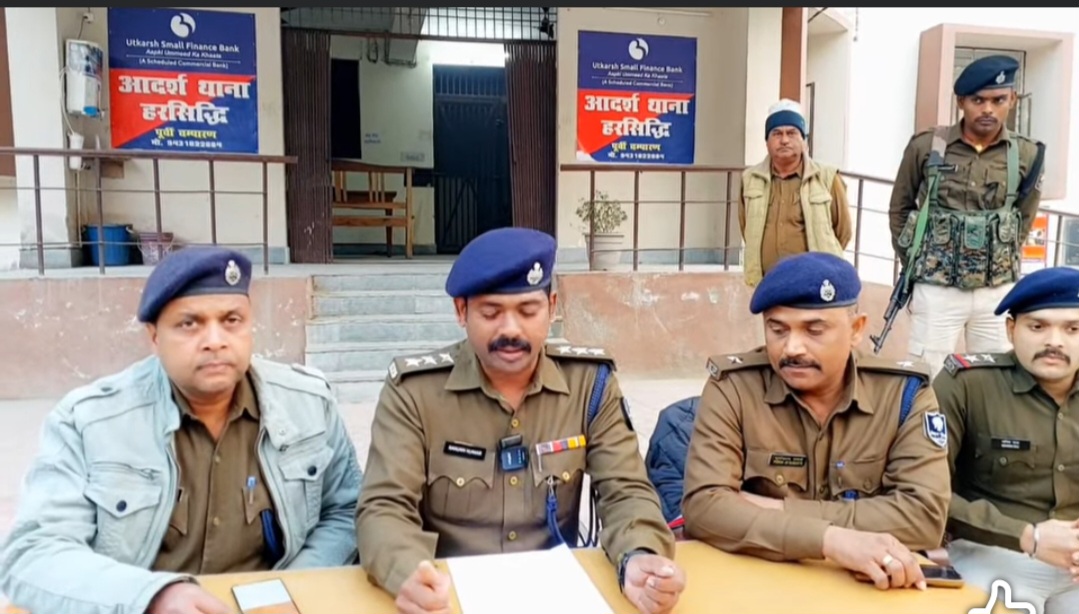 हत्याकांड का खुलासा करती पुलिस हत्याकांड का खुलासा करती पुलिस