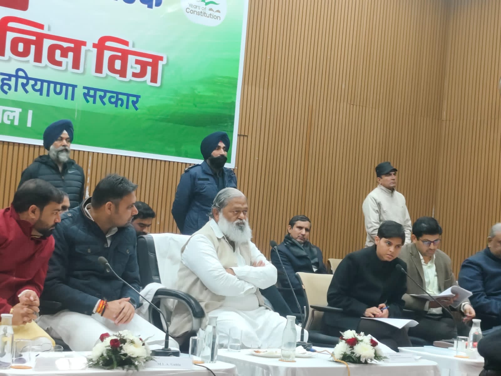 जिला कष्ट निवारण समिति की बैठक में लोगों की शिकायतें सुनते हुए मंत्री अनिल विज जिला कष्ट निवारण समिति की बैठक में लोगों की शिकायतें सुनते हुए मंत्री अनिल विज
