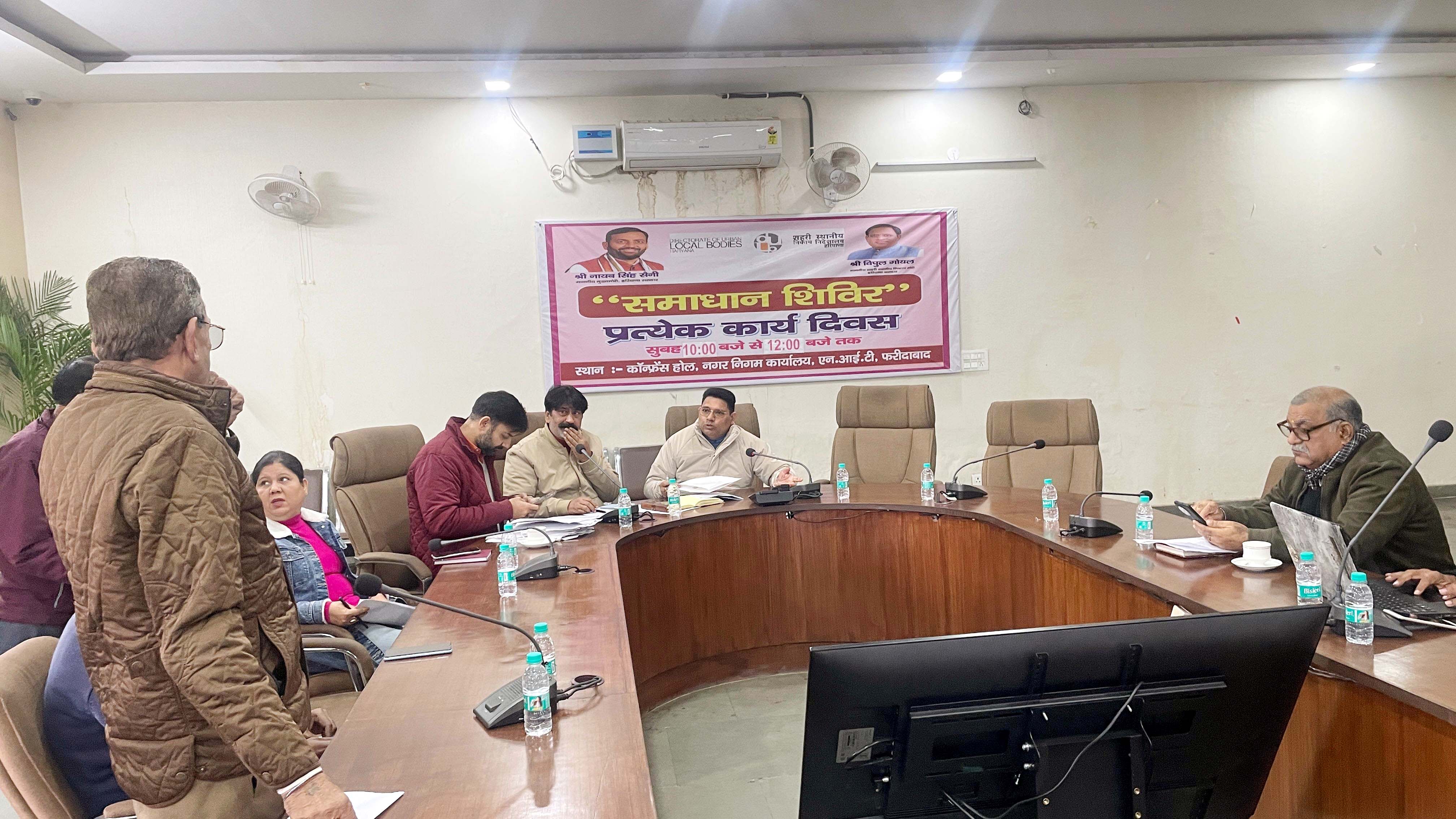 समाधान शिविर में नागरिकों की समस्याएं सुनते हुए चीफ इंजीनियर बी के कर्दम समाधान शिविर में नागरिकों की समस्याएं सुनते हुए चीफ इंजीनियर बी के कर्दम
