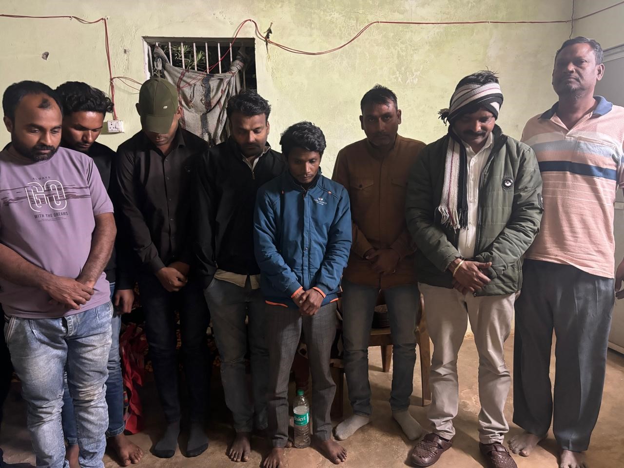 पुलिस गिरफ्त में जंगल में जुआ खेल रहे आठ आरोपित। पुलिस गिरफ्त में जंगल में जुआ खेल रहे आठ आरोपित।