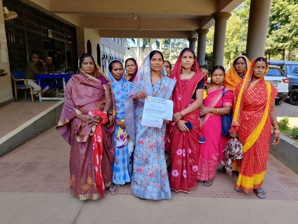 खाद्य गोदाम भवन निर्माण की मांग को लेकर समूह की महिलाएं। खाद्य गोदाम भवन निर्माण की मांग को लेकर समूह की महिलाएं।