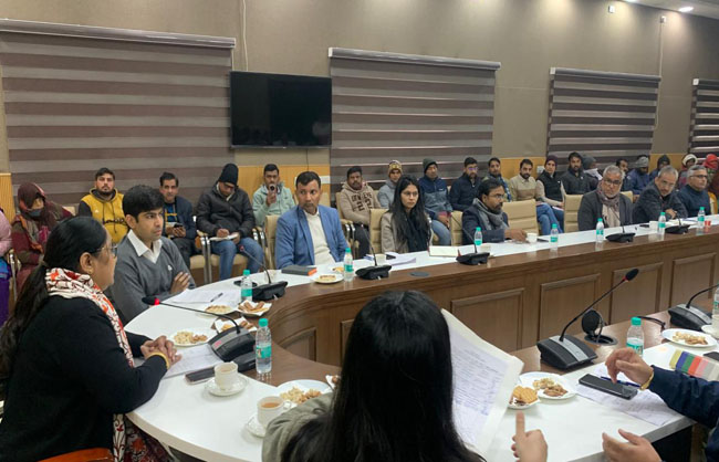 समीक्षा बैठक लेते हुए राष्ट्रीय सफाई कर्मचारी आयोग की उपाध्यक्ष अंजना पंवार। समीक्षा बैठक लेते हुए राष्ट्रीय सफाई कर्मचारी आयोग की उपाध्यक्ष अंजना पंवार।