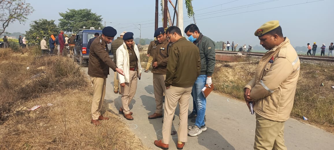 मौके पर छानबीन करते पुलिस अफसर: फोटो बच्चा गुप्ता मौके पर छानबीन करते पुलिस अफसर: फोटो बच्चा गुप्ता