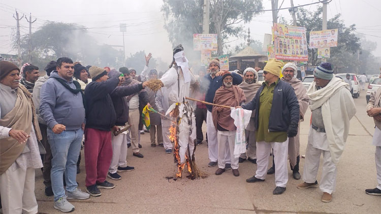 10 Snp-5 सोनीपत: केंद्र सरकार का पुतला फूंकते किसान 10 Snp-5 सोनीपत: केंद्र सरकार का पुतला फूंकते किसान