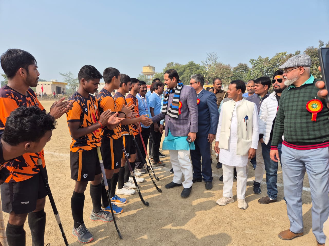 खिलाड़ियों से परिचय प्राप्त करते सपा एमएलसी: फोटो बच्चा गुप्ता खिलाड़ियों से परिचय प्राप्त करते सपा एमएलसी: फोटो बच्चा गुप्ता