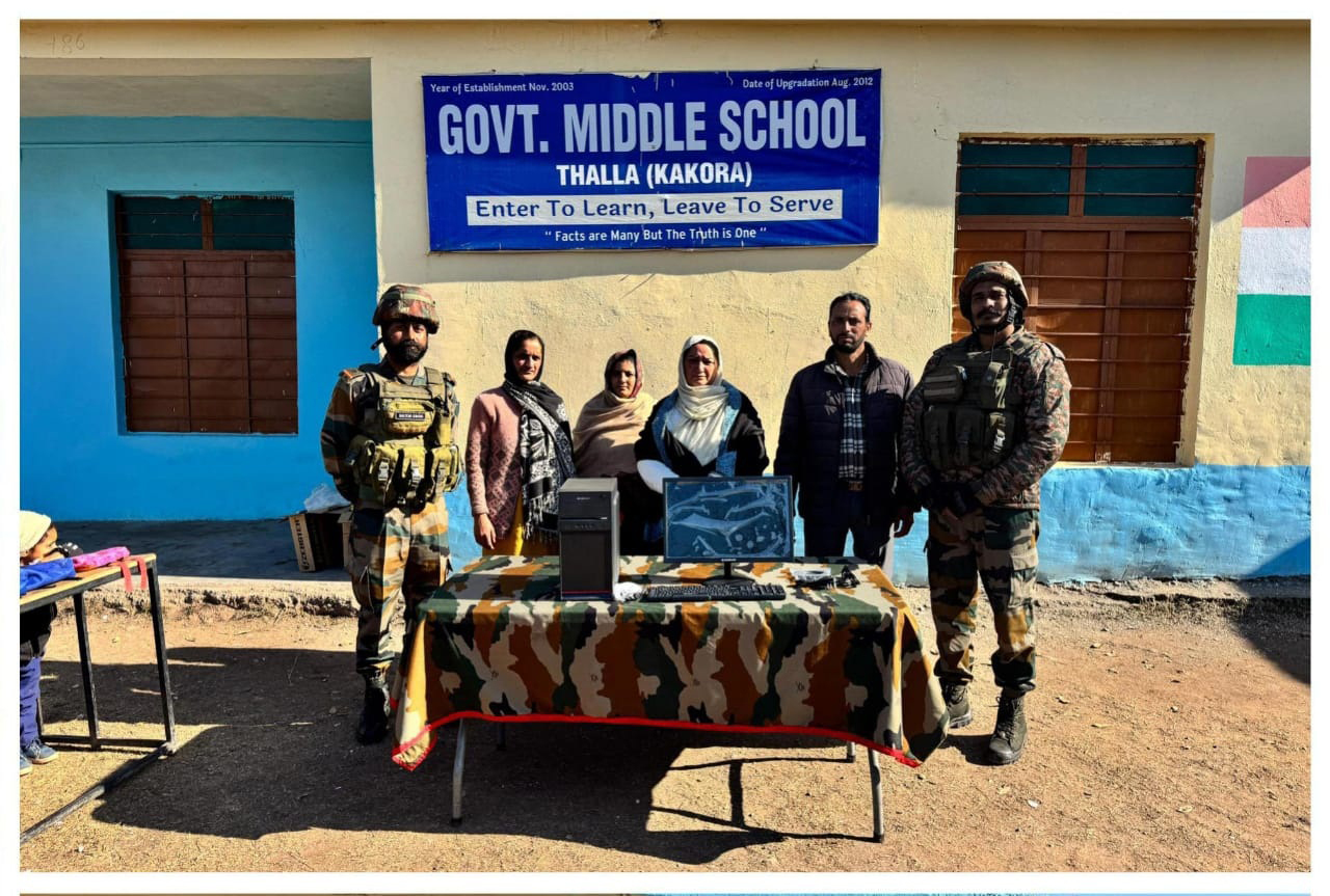 डिजिटल साक्षरता और देशभक्ति को बढ़ावा देने के लिए स्कूलों में कंप्यूटर वितरित किए डिजिटल साक्षरता और देशभक्ति को बढ़ावा देने के लिए स्कूलों में कंप्यूटर वितरित किए