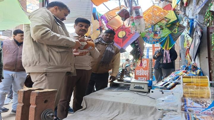 दुकानों का किया औचक निरीक्षण दुकानों का किया औचक निरीक्षण