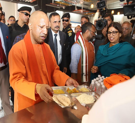 मुख्यमंत्री ने 'मां की रसोई' का किया उद्घाटन, गरीबों को मात्र 9 रुपए में मिलेगा भरपेट भोजन मुख्यमंत्री ने 'मां की रसोई' का किया उद्घाटन, गरीबों को मात्र 9 रुपए में मिलेगा भरपेट भोजन
