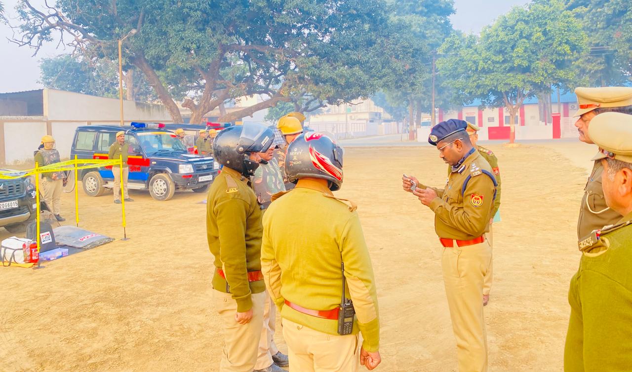 पुलिस अधीक्षक ने पुलिस कर्मियों से लगवाई दौड़, दंगा नियंत्रण उपकरणों का किया निरीक्षण पुलिस अधीक्षक ने पुलिस कर्मियों से लगवाई दौड़, दंगा नियंत्रण उपकरणों का किया निरीक्षण