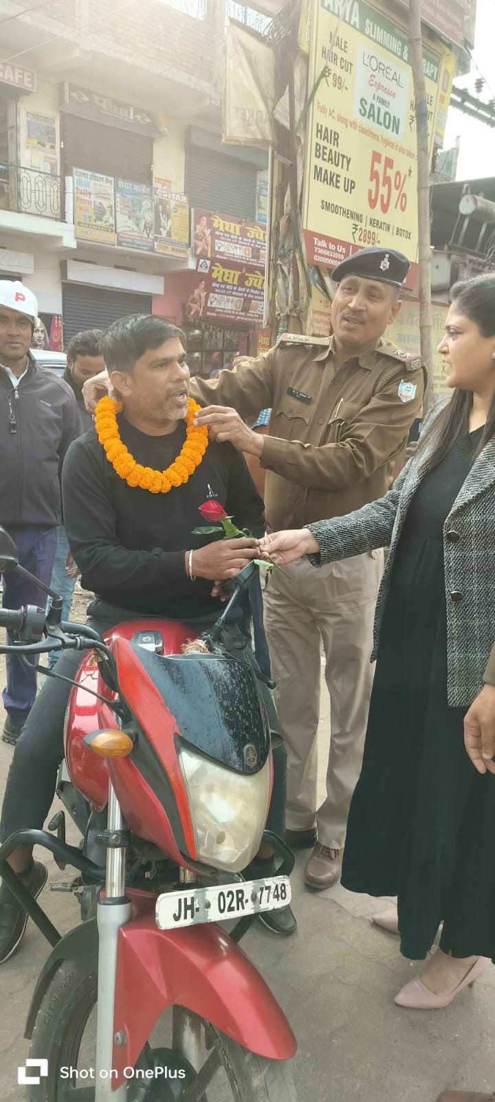 चालकों को फूल देते अधिकारी