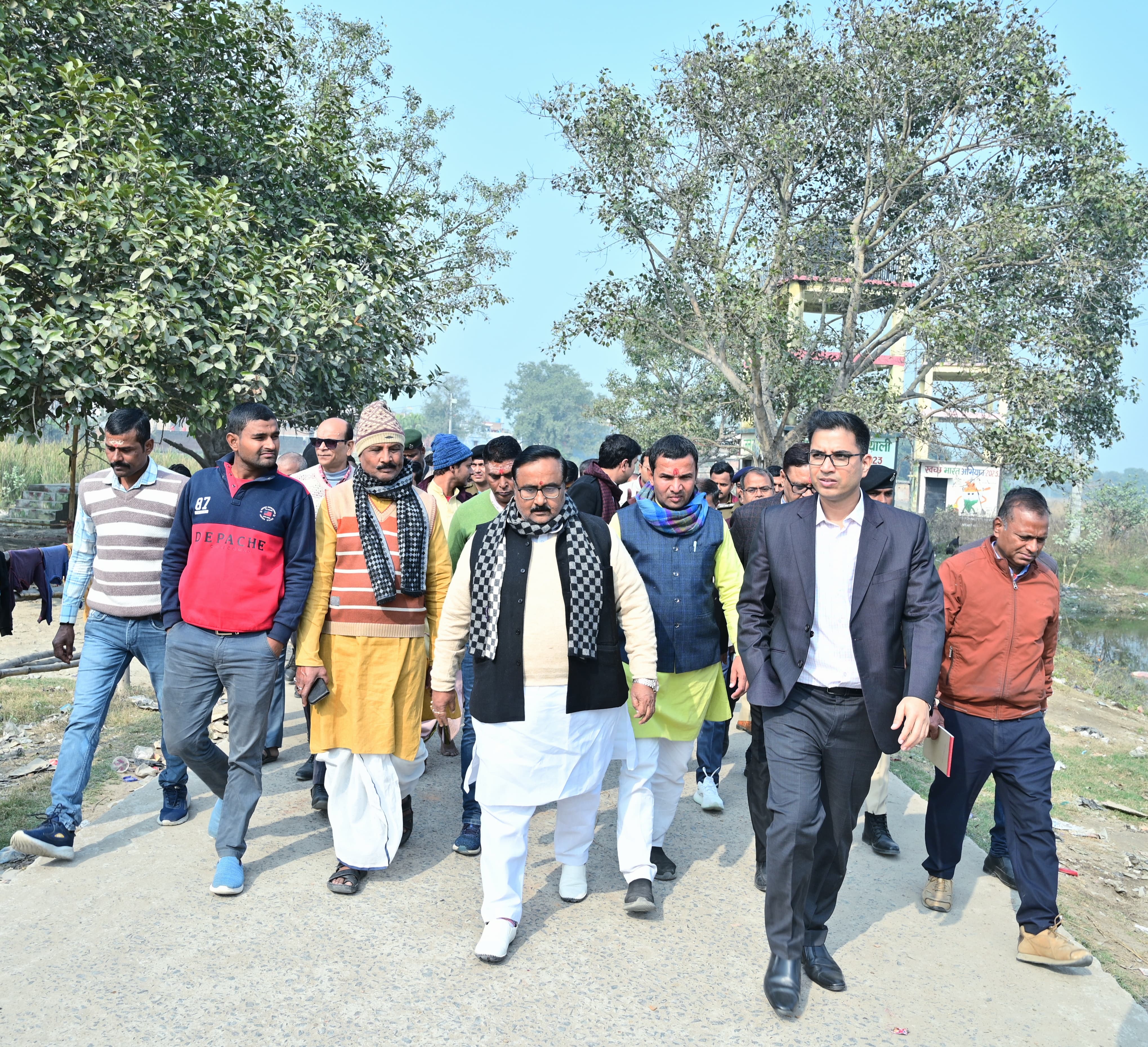 अरेराज में सोमेश्वरनाथ काॅरीडोर जीर्णोद्धार का निरीक्षण करते डीएम अरेराज में सोमेश्वरनाथ काॅरीडोर जीर्णोद्धार का निरीक्षण करते डीएम