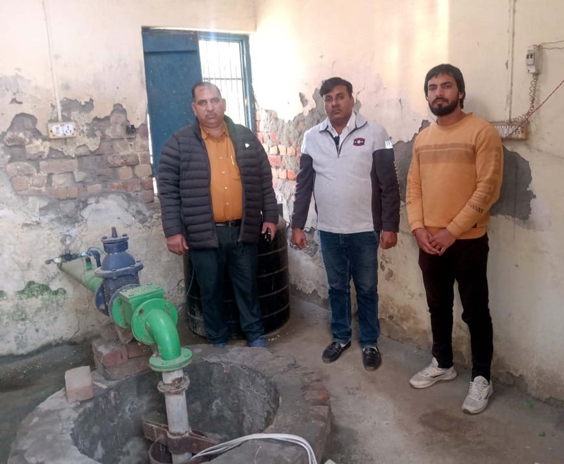 टयूब्वेल की जांच करते हुए रणधीर मताना। टयूब्वेल की जांच करते हुए रणधीर मताना।