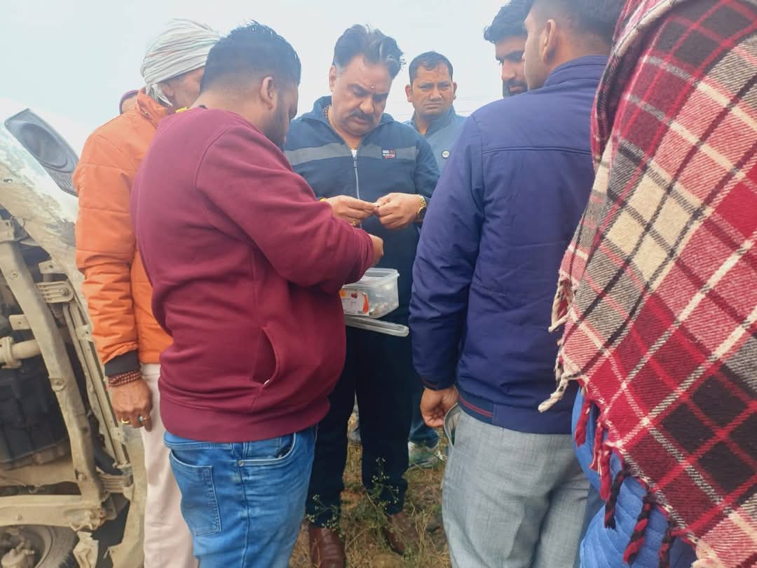 घायलों से बातचीत करते हुए डिप्टी स्पीकर। घायलों से बातचीत करते हुए डिप्टी स्पीकर।