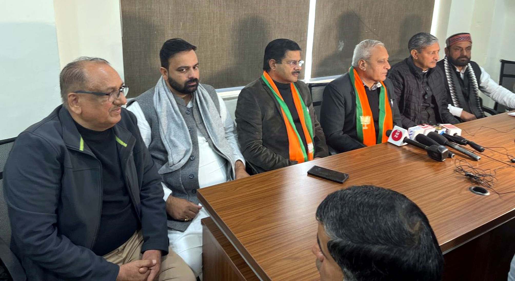 जिला कार्यालय में पत्रकारों सेे बातचीत करते मंत्री रणबीर गंगवा। जिला कार्यालय में पत्रकारों सेे बातचीत करते मंत्री रणबीर गंगवा।