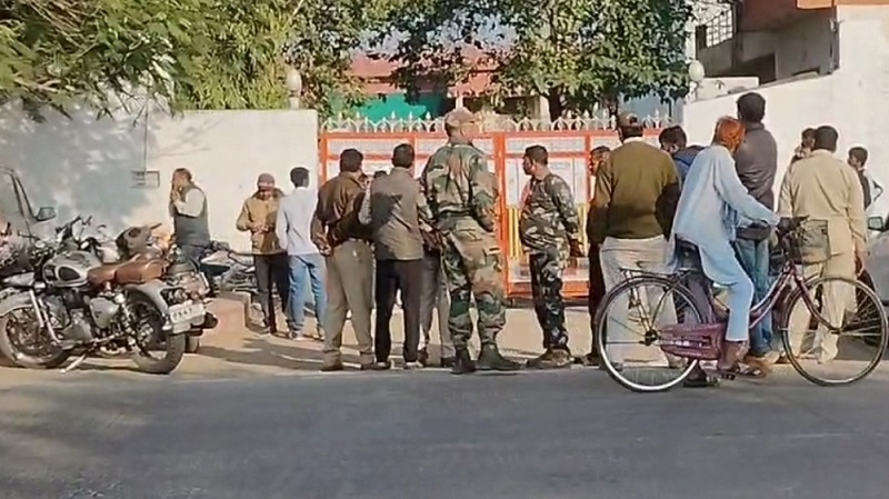 पूर्व विधायक के बंगले